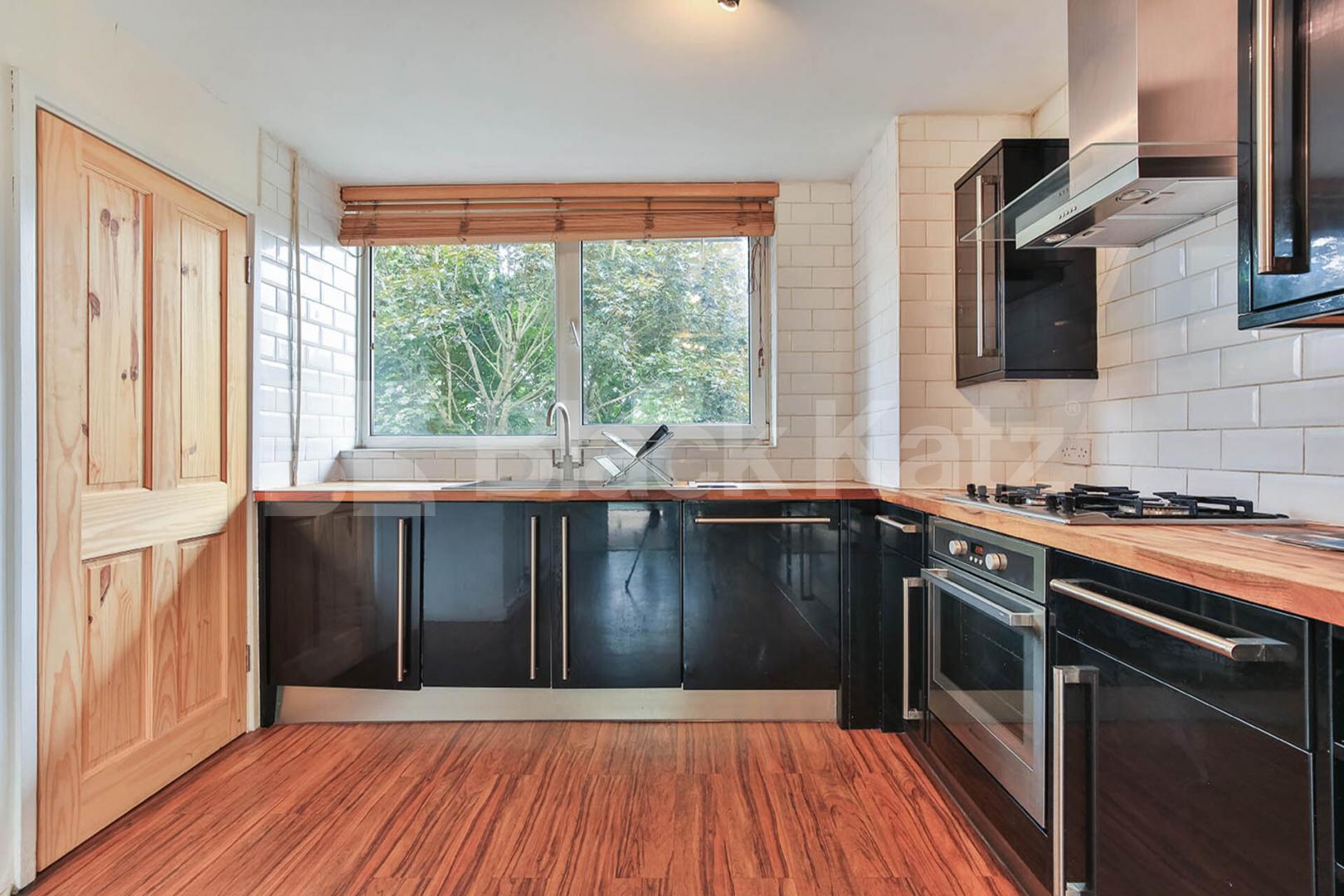 Spacious 3 bedroom property split over 2 floors minutes to Old Street Ironmonger Row , Old Street - Shoreditch